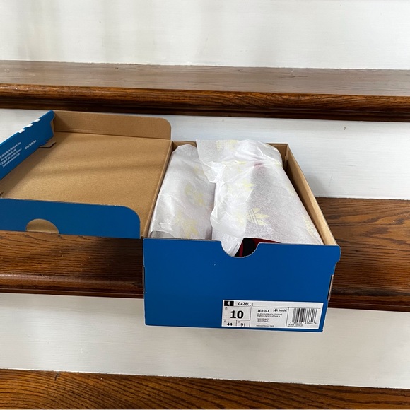 Adidas Gazelle Manchester United Low Cut Shoes New NIB Various Sizes - Picture 5 of 10